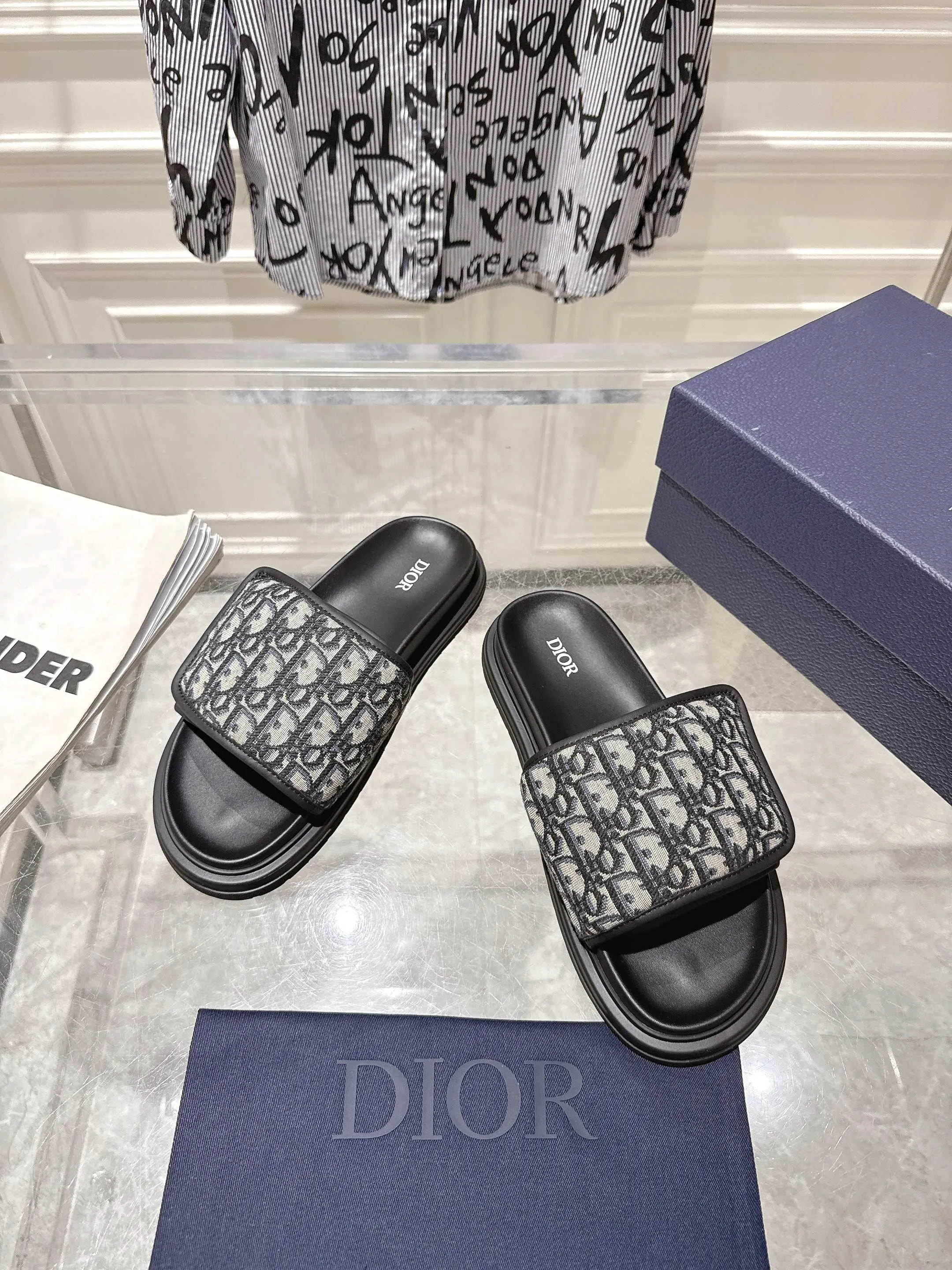 👟👟Ex-factory price 420👟👟 #Men's top version 𝐃𝐈𝐎𝐑# Dior's new men's summer slippers 🔥Purchase the original development Alias ​​sandals are new products in 2024. They are a leisurely and exquisite work. The upper is made of imported denim ➕ calfskin 🔥 Original molded rubber outsole provides the best comfort 🔥 ✔️Size: #38-46
